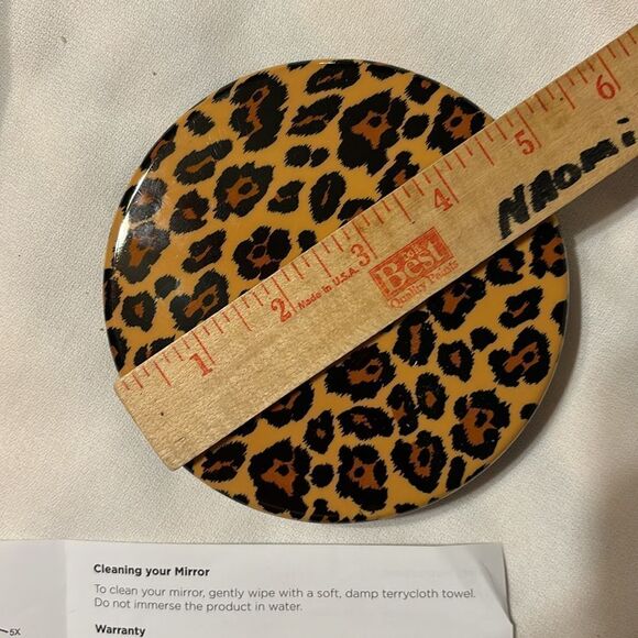 Pop Sonic Leopard Compact Mirror with 1X & 5X magnifier.  FIRM PRICE - Picture 7 of 8